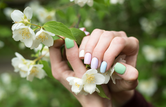 4 хита в цветовете лак за нокти за пролетта