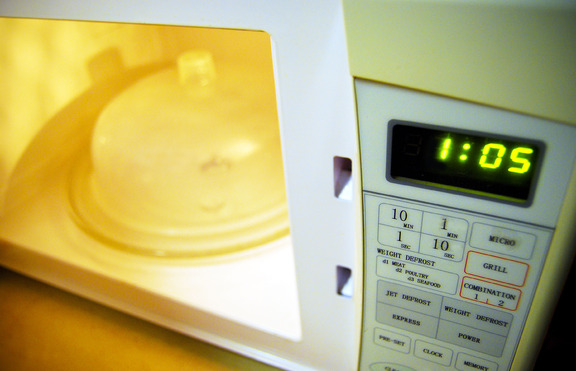 Специалисти препоръчват да готвим в микровълнова печка