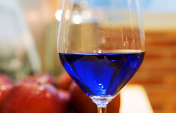 Иновации: Създадоха синьо вино