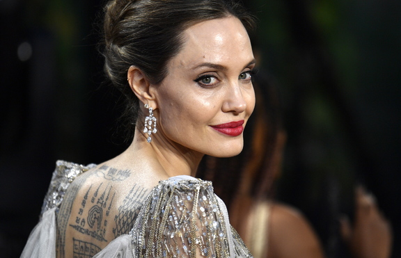 Анджелина Джоли - бясна на Брад Пит