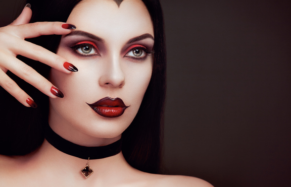 Вампирски нокти - тенденция за Хелоуин и мистичния сезон