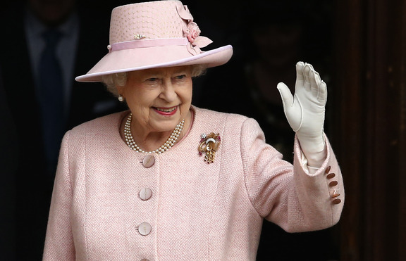Кралица Елизабет Втора с изненадващо посещение на сватбата на свои поданици