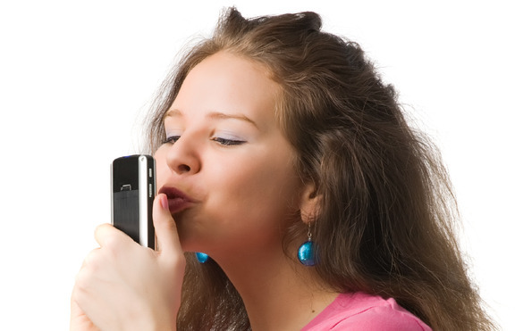 Изпрати целувка на гаджето си със SMS по един нов и много готин начин