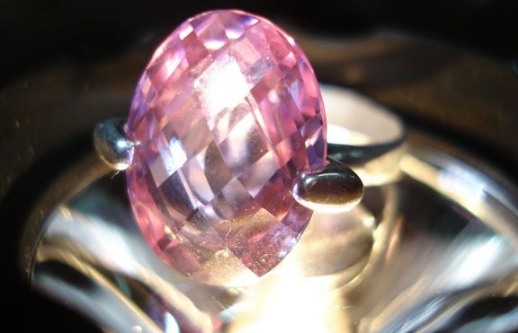 Създават уникални диаманти с въглерод, извлечен от косъм 