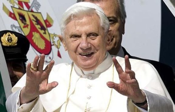 Папа Бенедикт XVI сърфира в интернет 