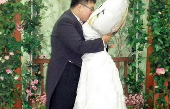 28-годишен японец се ожени за… възглавницата си