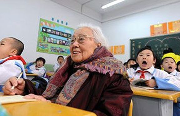 102-годишна баба стана първокласник 