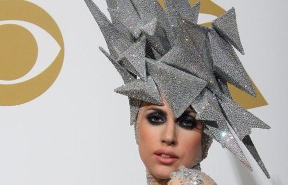 Лейди Гага става дизайнер на шапки 
