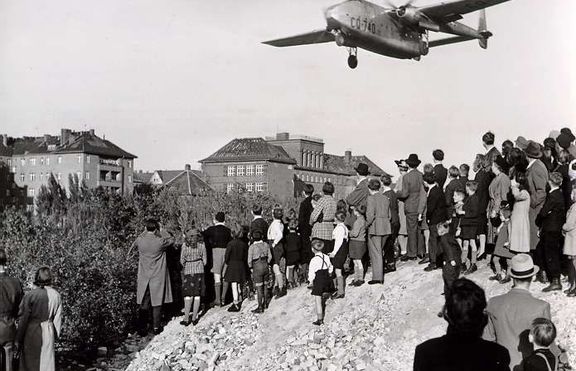Берлинската блокада започва на 24 юни 1948 година