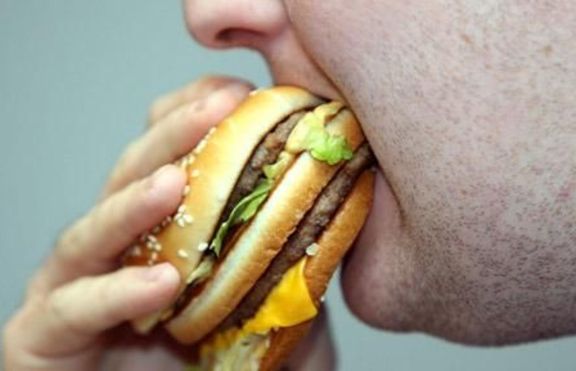 Гигантските хамбургери повреждат челюстта 