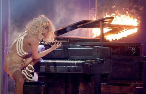 Лейди Гага осквернила пианото на Джон Ленън 