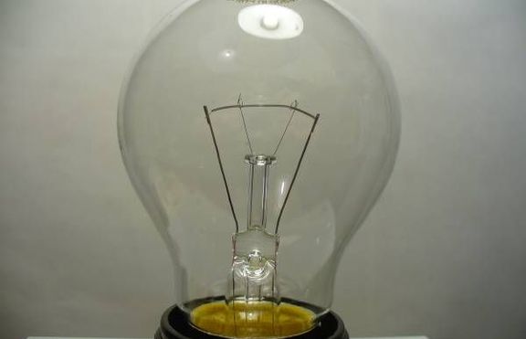 Спор за електрическата крушка между Едисън и Гьобел