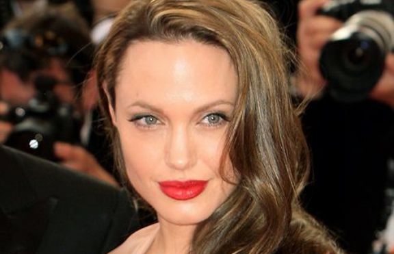 Анджелина Джоли се отказа от тениските и дънките 