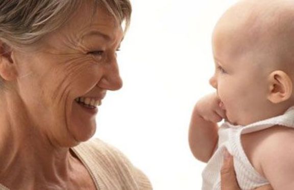 61-годишна баба роди собствения си внук