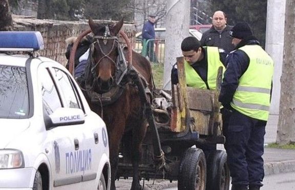 Неприятен пътен инцидент с участието на кон и каруца