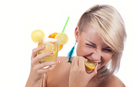 Смесването на енергийни напитки с алкохол води до объркване