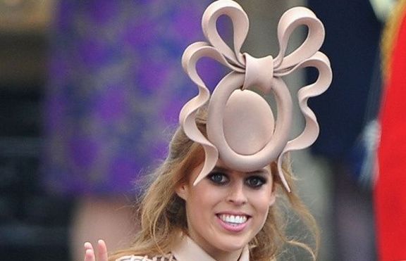 Принцеса Беатрис продава причудливата си шапка на търг