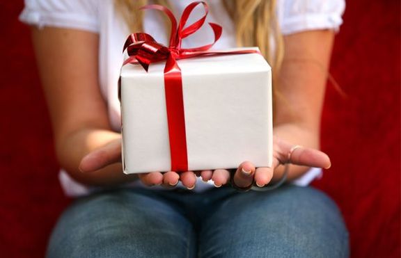 Подаряването на неочаквани подаръци = изкупуване на вина?