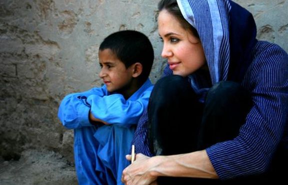 Анджелина Джоли посети сирийските бежанци в Турция 