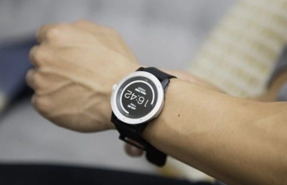 Нов умен часовник се зарежда с човешката топлина