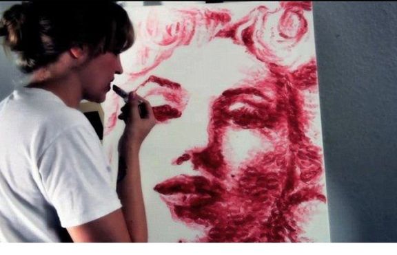 Художничка рисува картините си чрез  целувки (+ видео)