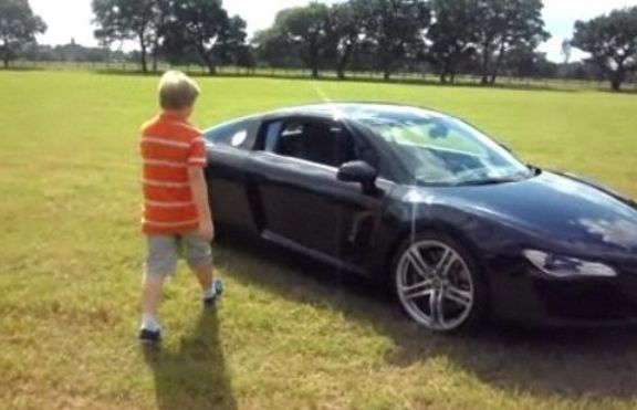 11-годишно хлапе успешно прави дрифтове с Audi R8