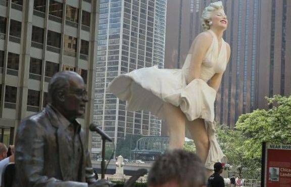8-метрова статуя на Мерилин Монро краси Чикаго (+снимки)
