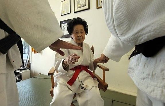 98-годишна баба взе черен колан 10-и дан