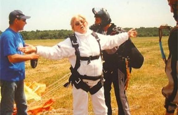 76-годишна скача с бънджи и парашут