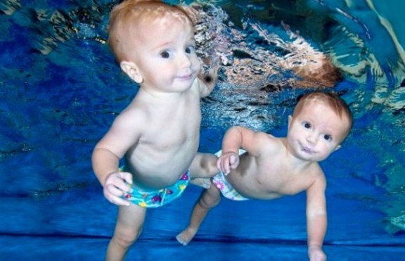 9-месечни бебета плуват сами в голям басейн (+ видео)