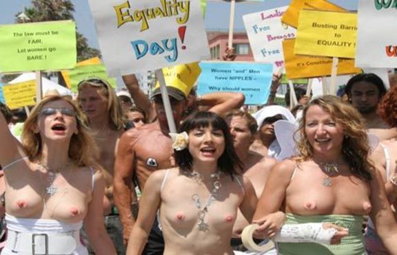 Активистки се борят за правото да ходят голи до кръста
