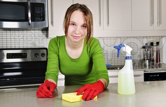 Жените прекарват 3 седмици от годината в чистене 