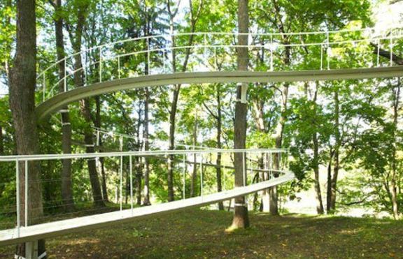 Създадоха мост, който лъкатуши между клоните и листата на дърветата
