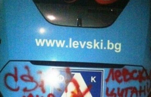 Привърженици на ЦСКА изпотрошиха автобуса на Левски