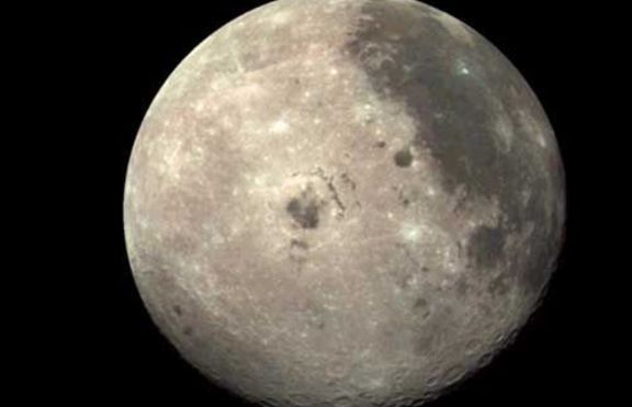 Снимки на странни структури на Луната циркулират из Интернет