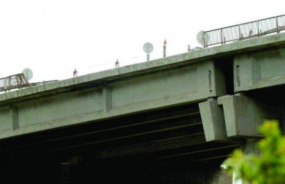 Шофьор на тролей номер 2 се хвърли от моста 'Чавдар'