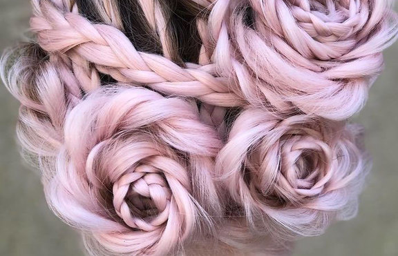 Тенденции: Розов букет в косите