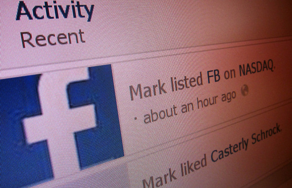 Facebook губи все повече популярност