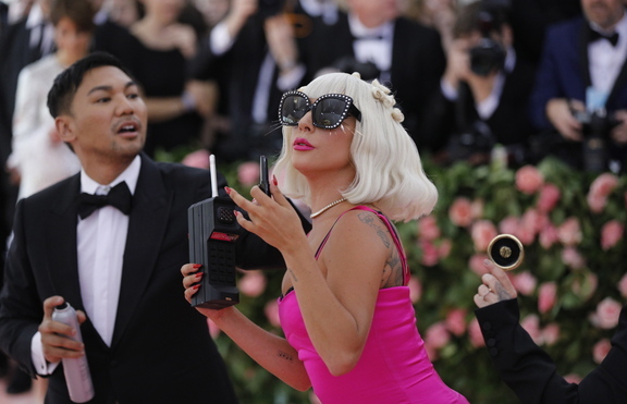 Лейди Гага отпразнува ЧРД с гаджето и малка компания