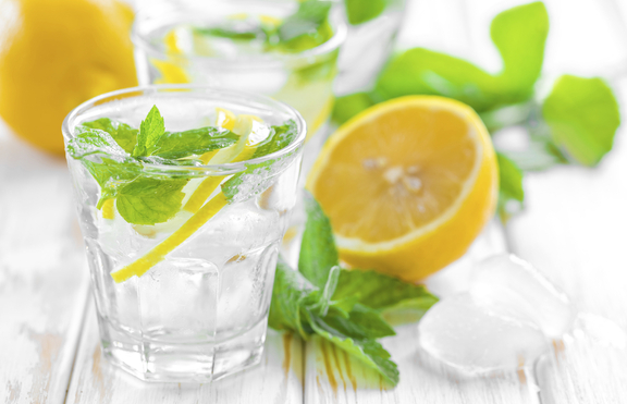 Вода с лимон - ползите от редовната ѝ консумация