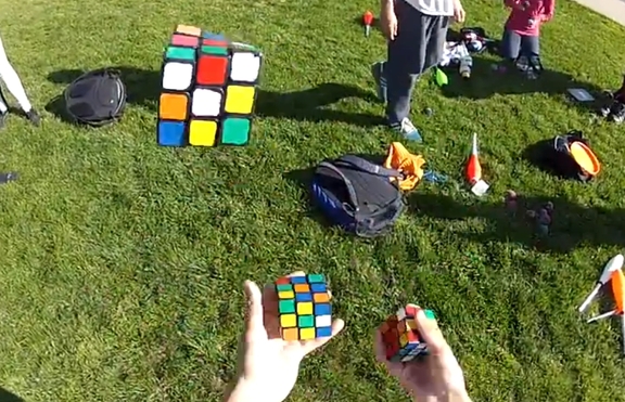 Студент подреди 3 кубчета на Рубик, докато жонглира с тях (+видео)