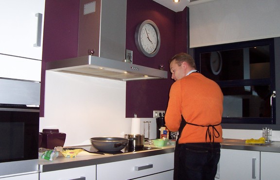 Мъжете прекарват все повече време в кухнята