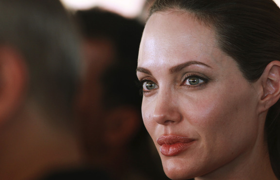 Устните на Анджелина Джоли - мисията възможна!