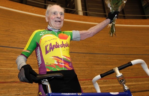 100-годишен колоездач постави световен рекорд