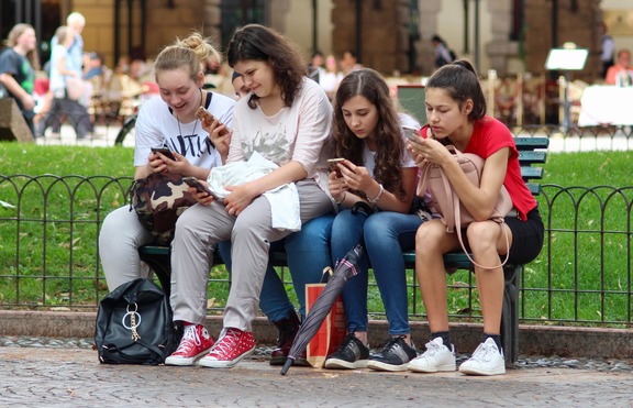 Във Франция: Забраниха мобилните телефони в училище