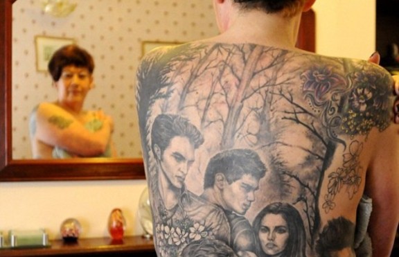 Възрастна жена си направи татуировка на гърба на сагата 