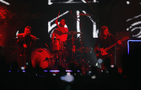Фен на The Killers свири с тях на сцената