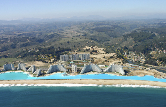 Воден рай в Чили: Най-големият басейн в света