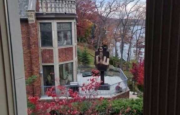 Наранен мъж купи къща до бившата си и издигна статуя с огромен среден пръст