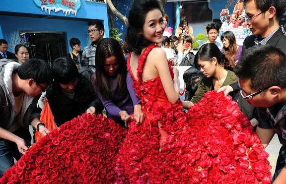 Мъж предложи брак на приятелката си с рокля от 9999 рози (+снимка)